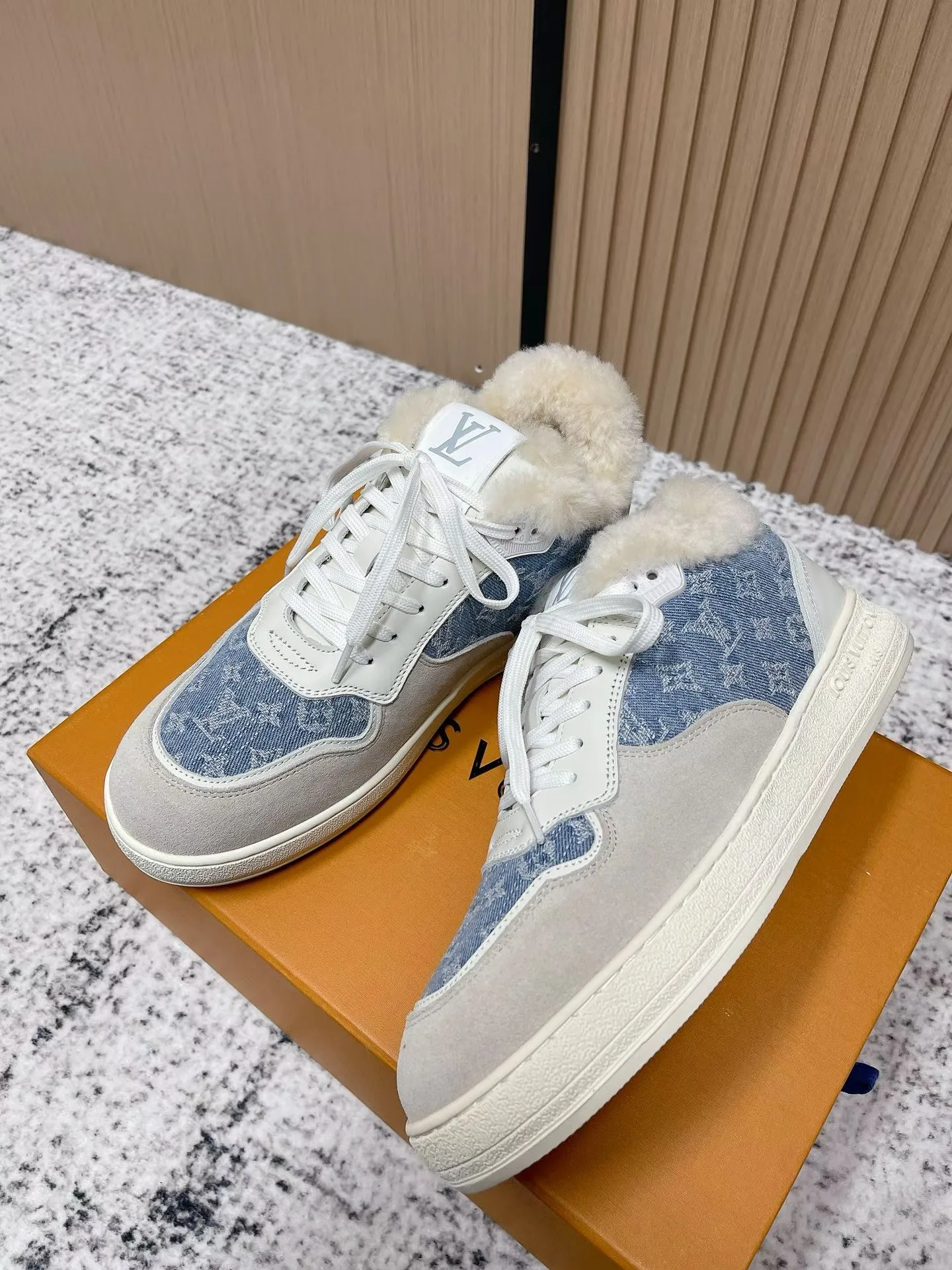 Men's shoes pP700! Top version Louis Vuiton Louis Vuitton sneakers casual shoes wool style‼ ️ LV Trainer sneakers are a classic idea inspired by retro basketball shoes by designer Virgil Abloh. This time, they are spliced ​​with smooth cow leather and Monogram embossed grained cow leather, and are embellished with Monogram flowers on the rubber outsole, reflecting a striking jump in one color! Fabric: Original imported first-layer cowhide Lining: Warm wool lining Bottom thickness: about 3cm Size: 35-41